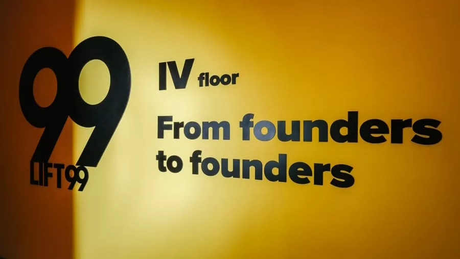 Lift 99 - вивіска на вході