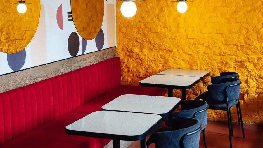 Ресторан Urban space 500 пусті столики